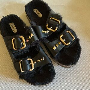 Qupid slides with faux fur lining size 8